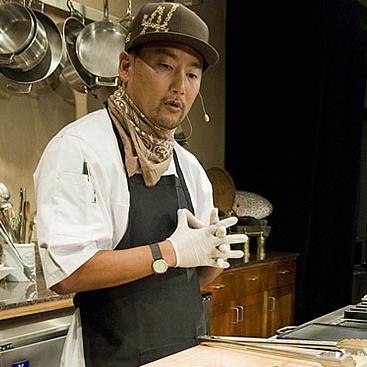 Roy Choi, CIA culinary arts alumni, is co-owner of Kogi韩国烧烤外卖.