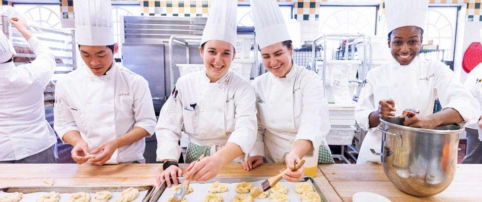 美国菠菜新平台烹饪学院的学生在厨房里学习他们的菠菜新平台学位.