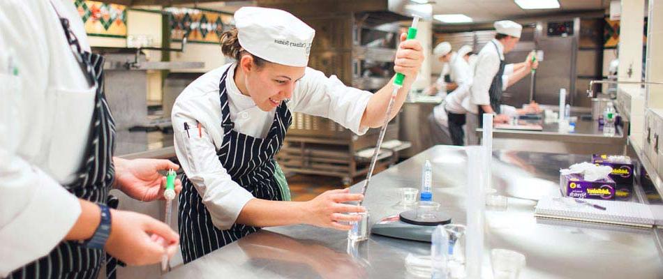 厨房之外的学习:菠菜新平台学生在烹饪科学实验室学习.